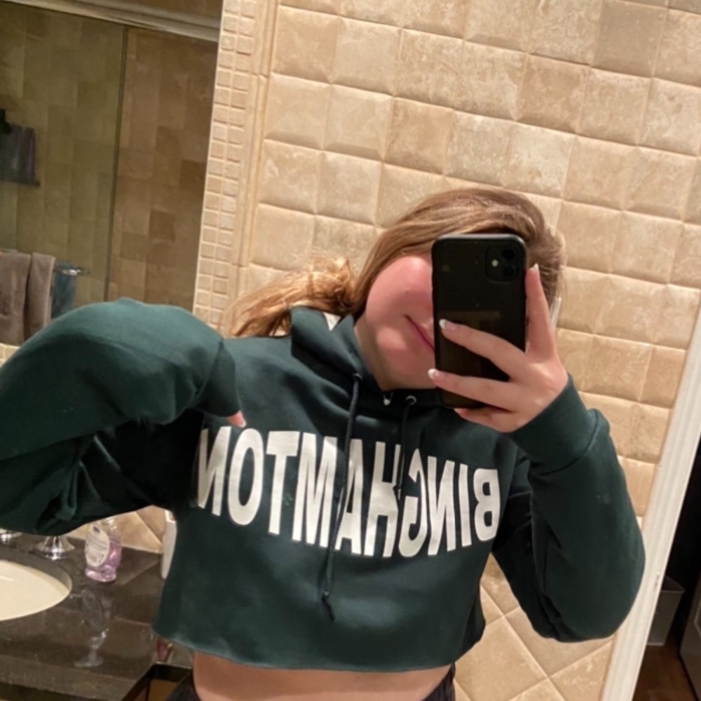 CROPPED BINGHAMTON UNIVERSITY SWEATSHIRT.